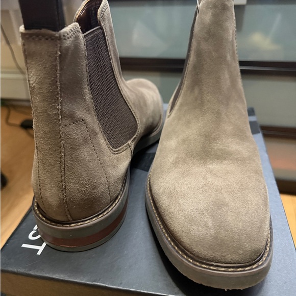 Clarks Men\'s Tan Suede Chelsea Boots